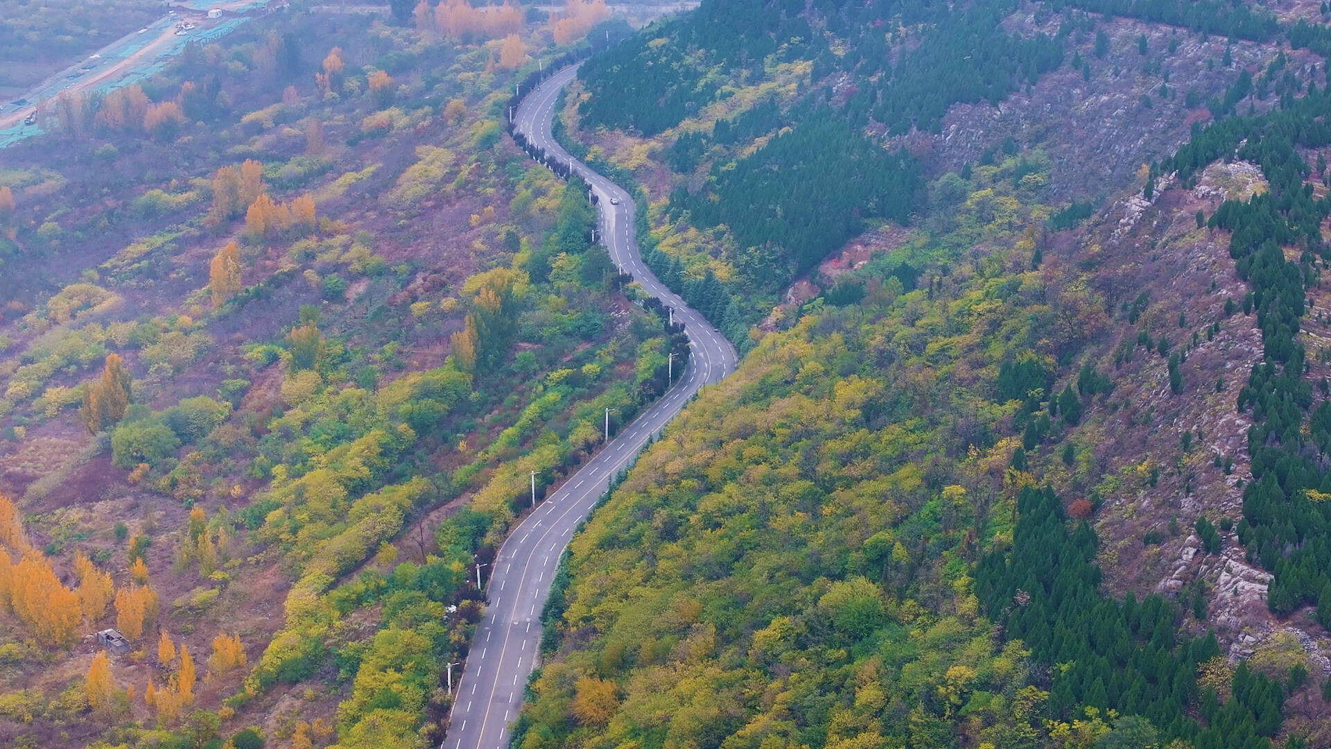 诗画山东｜航拍枣庄袁寨山盘山公路 如长龙在山间起舞