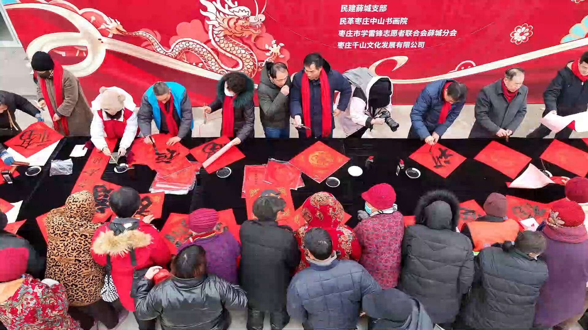 新春将至 枣庄薛城书法家挥毫泼墨送“福”上门