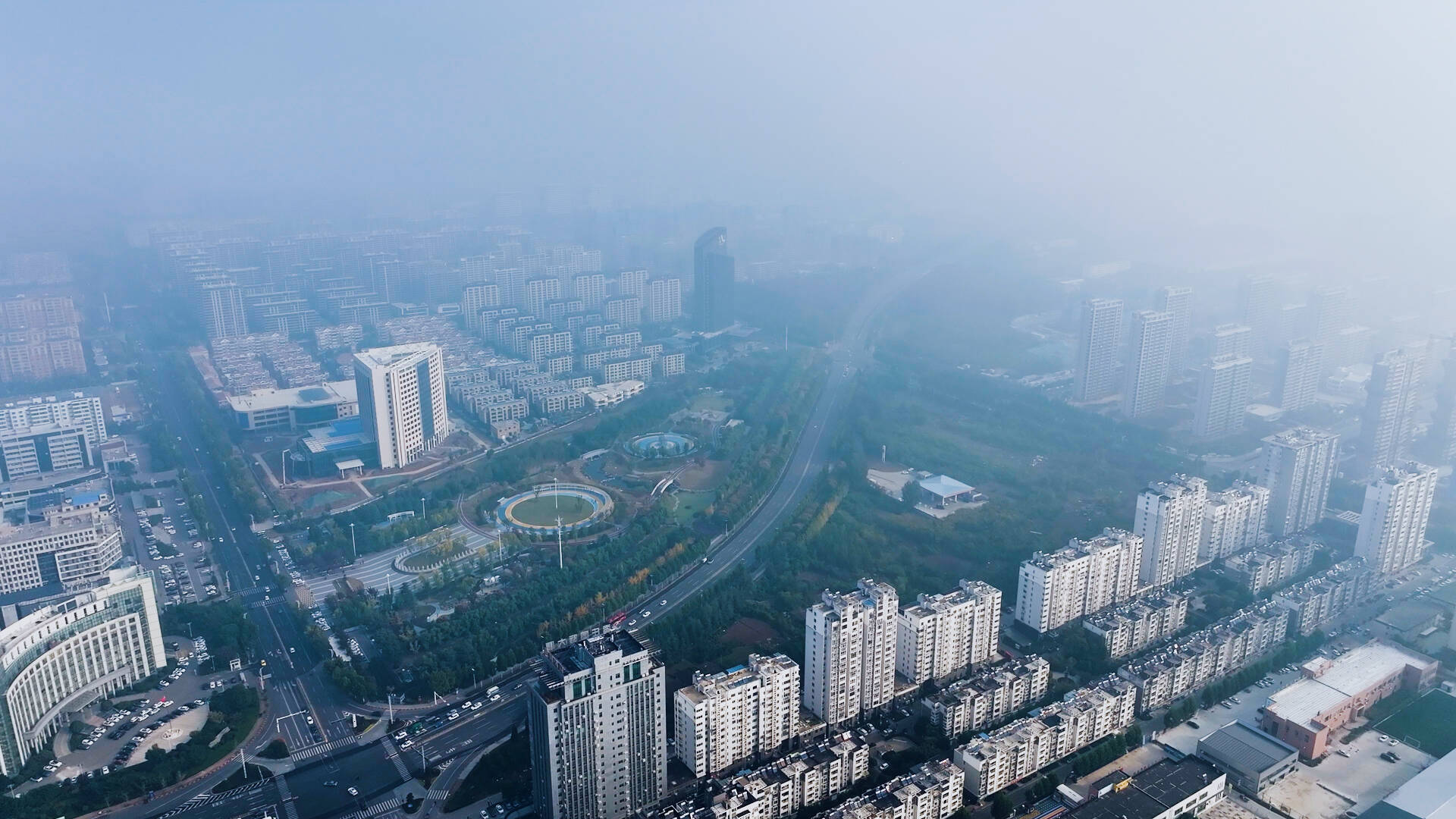 晨雾弥漫 枣庄城市如笼轻纱